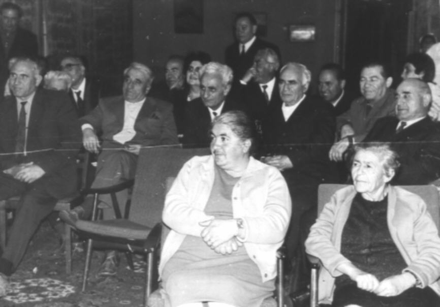 Մի խումբ մարդիկ՝  Ե. Քոչարի ծննդյան 75–ամյակի կապակցությամբ  «Արզնի» առողջարանի ակումբում  կազմակերպված  երեկոյի  ժամանակ, նոյեմբեր, 1973 