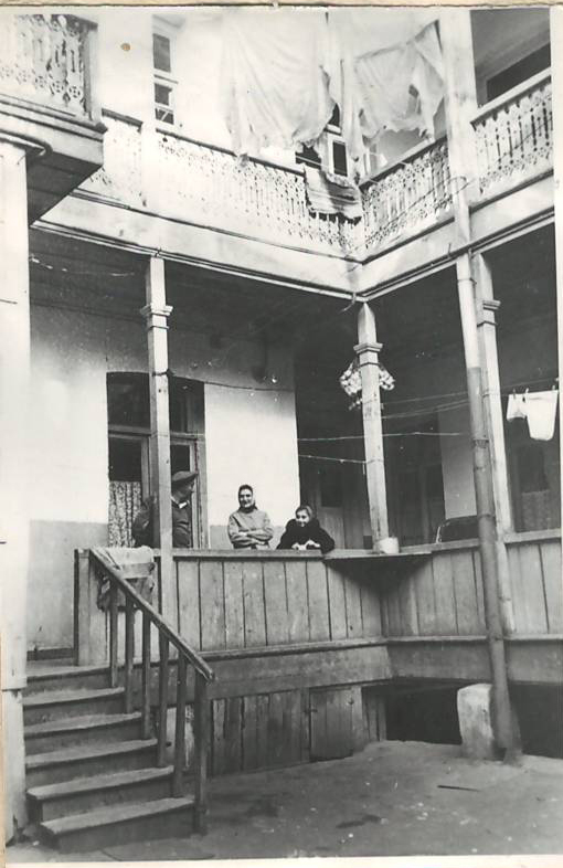 Նեգատիվ՝ լուսանկարի. Ա. Խաչատրյանի թիֆլիսյան տան մի հատվածը, Կամոյի փ. (նախկին Վելիկոկնյաժեսկայա),  որտեղ կոմպոզիտորն ապրել է մինչև 1921 թ.