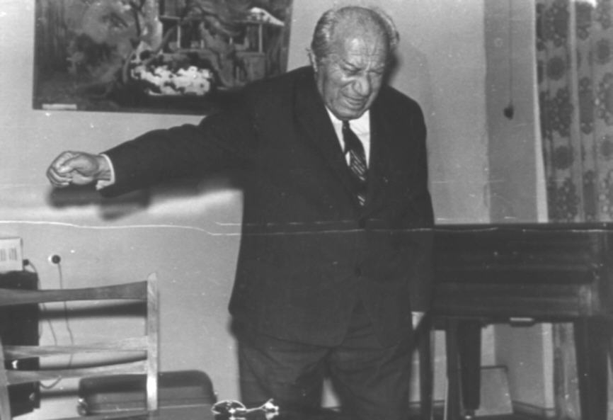 Ե. Քոչարը՝  ելույթ ունենալիս, Արզնի, նոյեմբեր, 1973