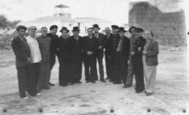 Ե. Քոչարը Ներսիսյան դպրոցի մի խումբ շրջանավարտների հետ, Կարմրաշեն, 29 սեպտեմբերի, 1956 