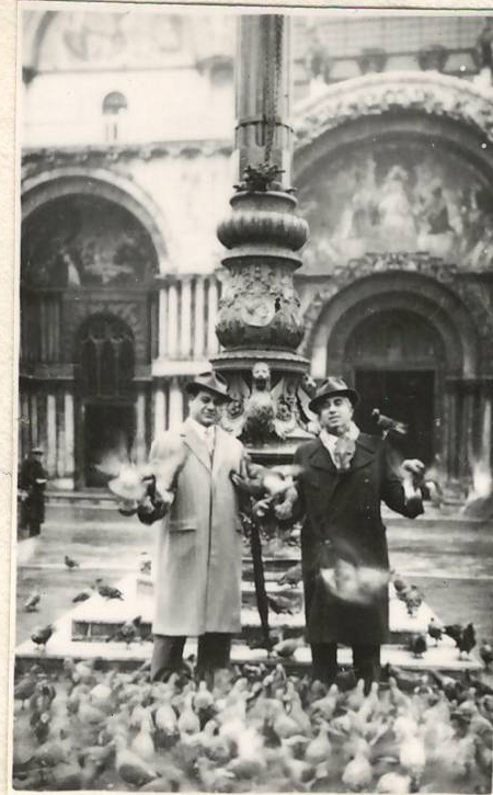 Նեգատիվ՝ լուսանկարի. Ա. Խաչատրյանը Իտալիայում ԽՍՀՄ դեսպանատան խորհրդական Գ. Աղայանի հետ սբ. Մարկոսի հրապարակում
