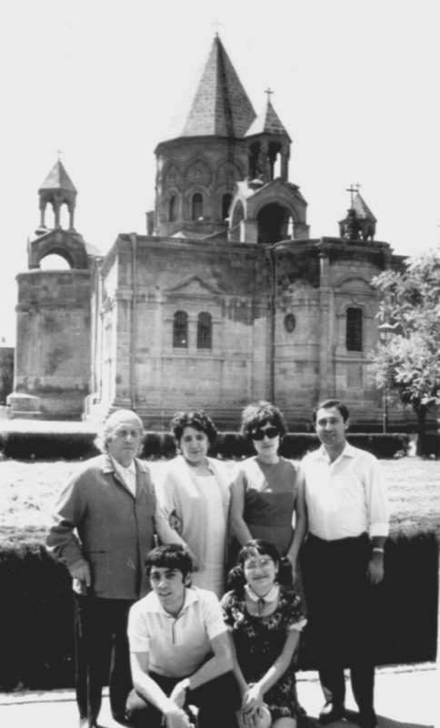 Ե. Քոչարը, կինը՝  Մանիկը, որդին՝ Ռուբիկը, մի տղա և երկու աղջիկ, Էջմիածին,  1970 - ականներ