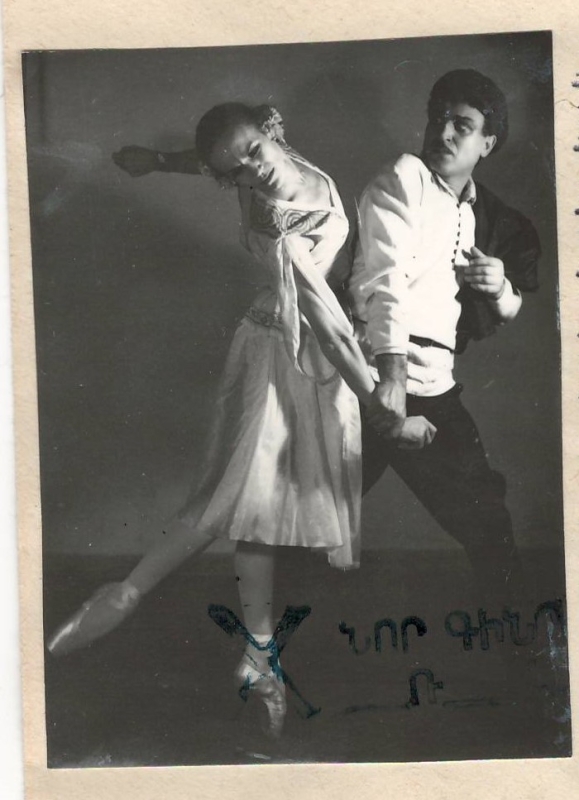 Նեգատիվ` լուսանկարի. Ա.Խաչատրյանի «Գայանե» բալետի երևանյան բեմադրությունից տեսարան. :