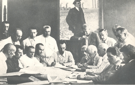 Նանսենյան հանձնաժողովը Երևանում (նստածներից աջից չորորդը Ֆրիտյոֆ Նանսենն է, կենտրոնում՝ Արամայիս Երզնկյանը) 