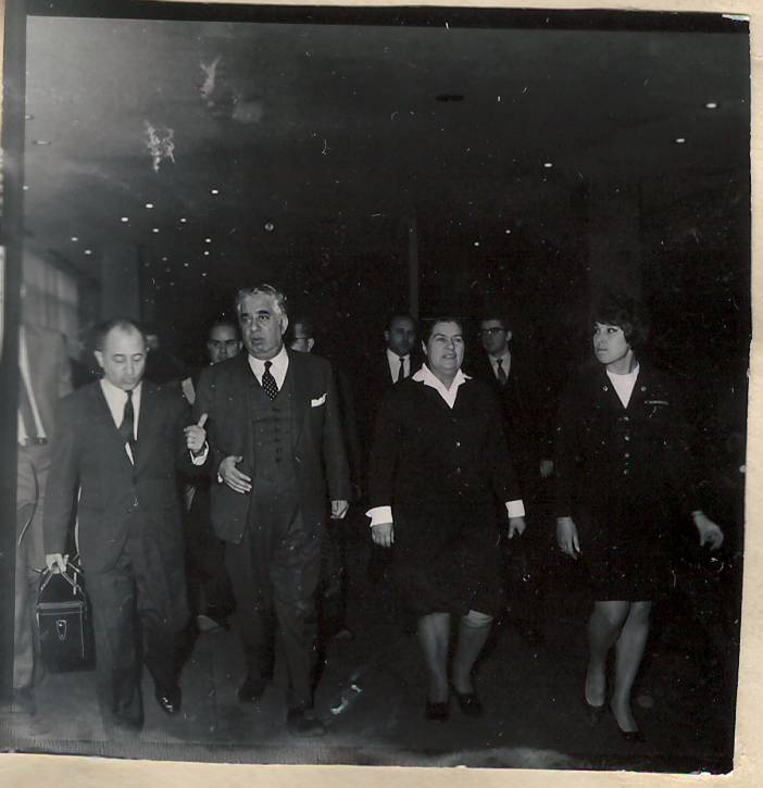 Նեգատիվ՝ լուսանկարի. Ա. Խաչատրյանը կնոջ՝ Ն. Մակարովայի, որդու՝ Կարենի, ամերիկաբնակ լրագրող Լ.Քեշիշյանի և ՄԱԿ-ի գիդ-թարգմանչուհի Ջ. Յադրոշնիոկովայի հետ 