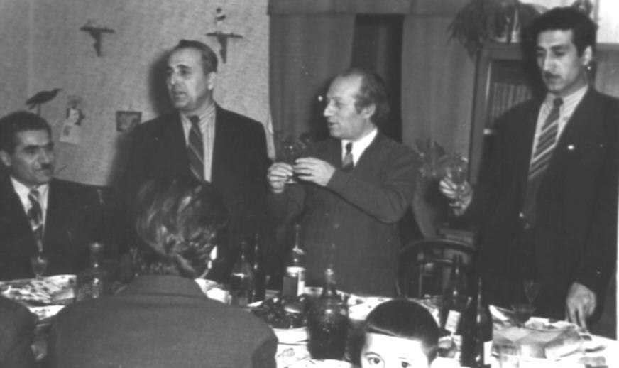 Ե. Քոչարը և մի խումբ մարդիկ տոնական  սեղանի շուրջ, Երևան, 19 հունվարի, 1958