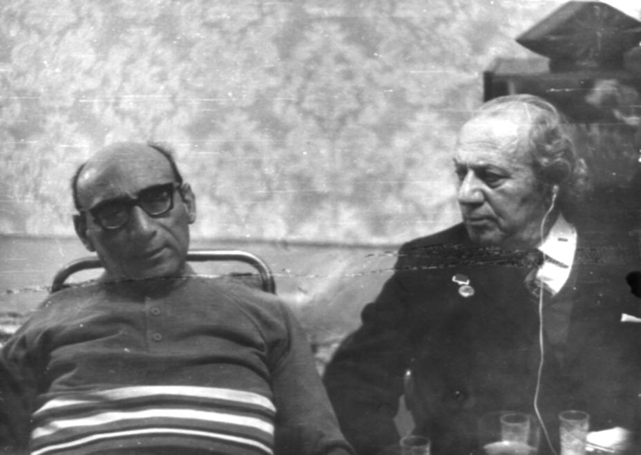 Երվանդ Քոչարը /աջից/ Բաքվում բացված  իր անհատական ցուցահանդեսի օրերին, Բաքու, 4 ապրիլի, 1974