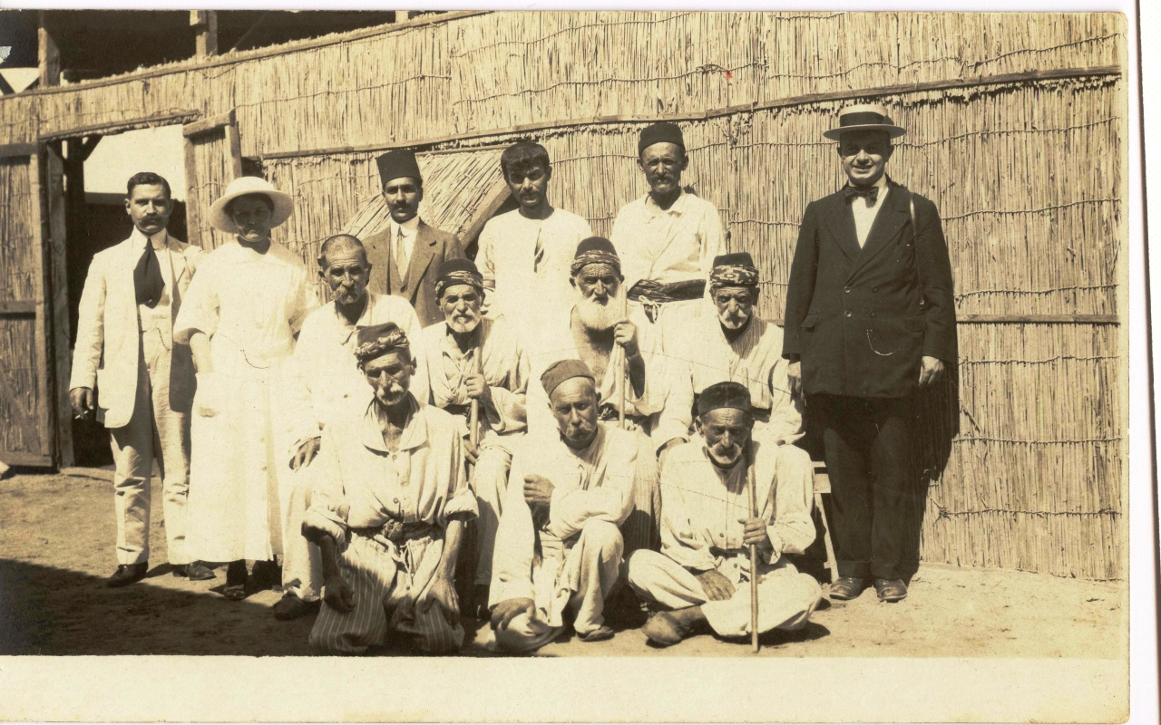 Պորտ–Սաիդ հայկական վրանաքաղաքի բուժարանի բժիշկները և մի խումբ մուսալեռցիներ