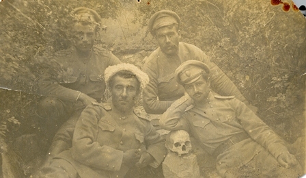 Տաճատ Հովակիմյանը (I շարք, ձախից առաջինը) մարտական ընկերների հետ