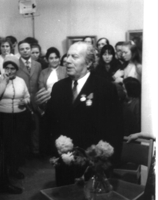 Երվանդ Քոչարը  «Արևելքի ժողովուրդների արվեստի  թանգարանում» իր անհատական ցուցահանդեսի բացման ժամանակ, Մոսկվա, 25 դեկտեմբերի, 1973