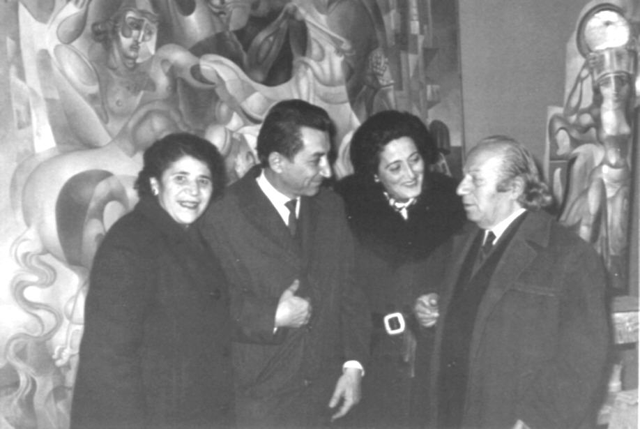 Ե. Քոչարը /ձախից/, կանադահայ լուսանկարիչ Գավուկի կինը, Գրիգոր Հասրաթյանը և  Մ. Մկրտչյանը  Քոչարի աշխատանքների ֆոնին, Երևան, 1971