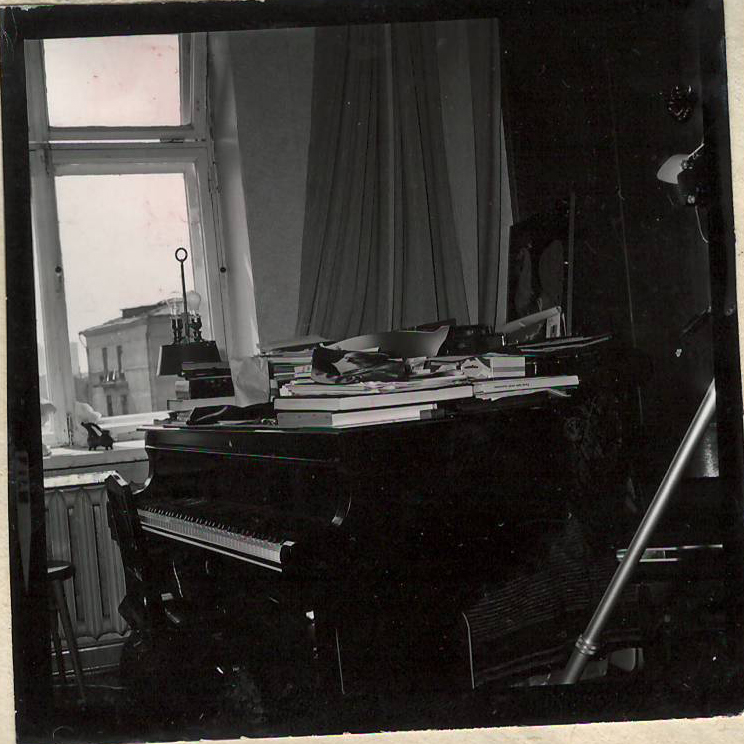  Նեգատիվ՝ Ա.Խաչատրյանի ռոյալի լուսանկարի  իր աշխատասենյակում