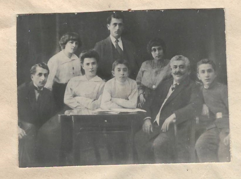 Նեգատիվ ՝  լուսանկարի. Ա.Խաչատրյանը հոր, մոր  և եղբայրների հետ  