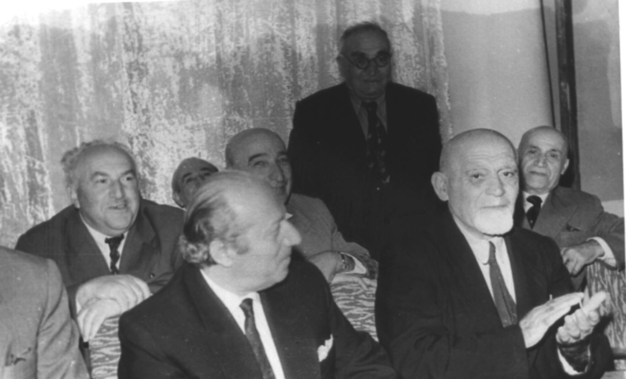 Ե. Քոչարը Ներսիսյան դպրոցի մի խումբ  շրջանավարտների հետ՝ հավաքույթի ժամանակ,  [1960 -1970–ականներ]