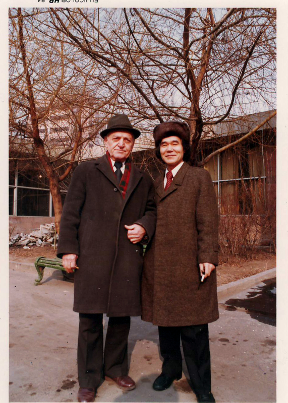 Լուսանկար (գունավոր). ճապոնացի կոմպոզիտոր Ն. Թերահարան Կոմիտասի անվ. այգի-պանթեոնում Ա. Խաչատրյանի շիրիմի մոտ, վերջինիս ծննդյան 80-ամյակի տոնակատարությունների օրերին