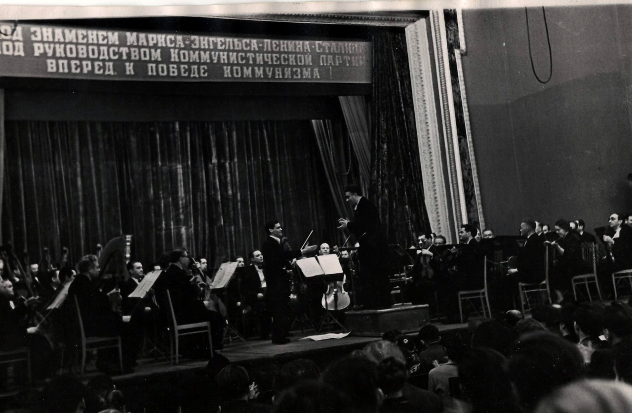 Լուսանկար.Ա. Խաչատրյանը  ջութակահար Լ.Կոգանի և ԽՍՀՄ մեծ սիմֆոնիկ նվագախմբի հետ, «Կոմպրեսսոր» գործարանի ակումբում  իր  Ջութակի կոնցերտը նվագավարելիս