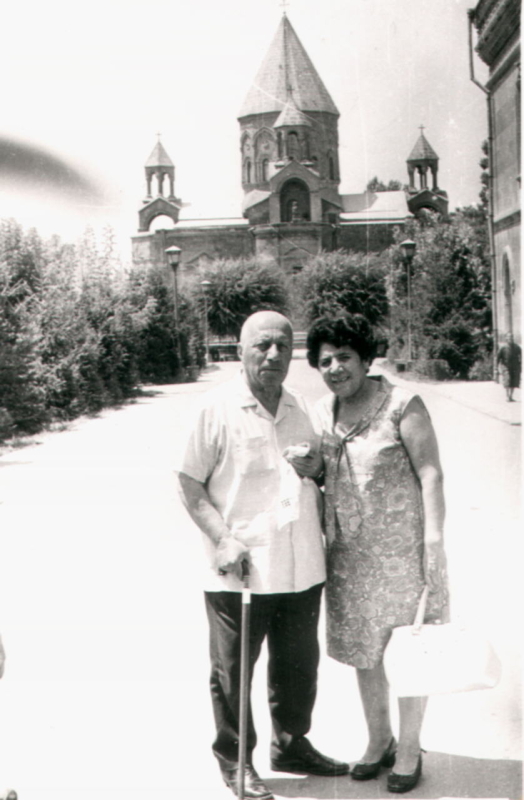  Ե. Քոչարը կնոջ՝ Մանիկի, հետ Մայր տաճարի մոտ, 1975