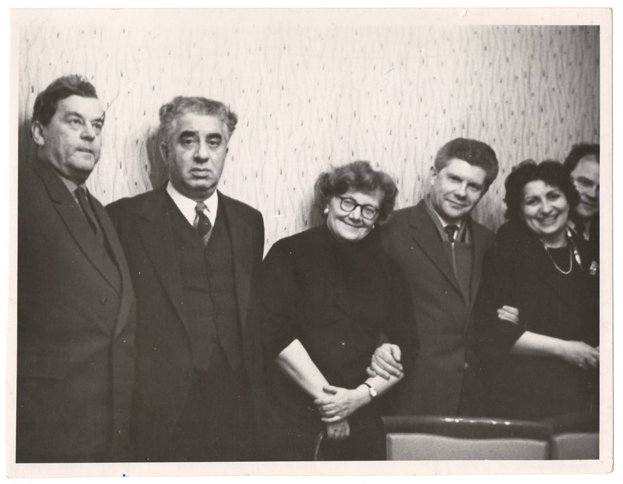 Լուսանկար .Ա.Խաչատրյանը ,Գ.Շնեերսոնի ,  Ն.Բոգդանովայի, Տ.Խրեննիկովի , Բոննի  ,Վ.Դեվեդյանի հետ ՝ ջութակահար Լեոնիդ Կոգանի տանը