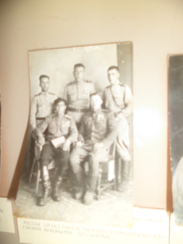 Մեխակ Առաքելյանը և Մկրտիչ Պարոնիկյանը (Հայրենական մեծ պատերազմի մասնակիցներ) և մարտական ընկերները