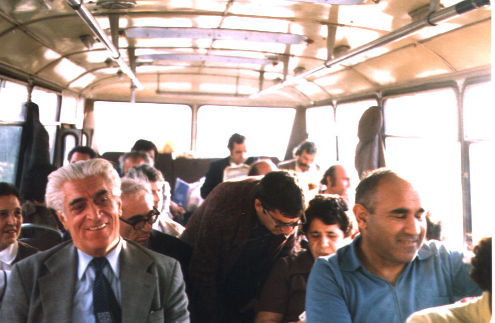 Մանիկ Մկրտչյանը իր աշխատակիցների հետ ավտոբուսում, 1970-ականներ