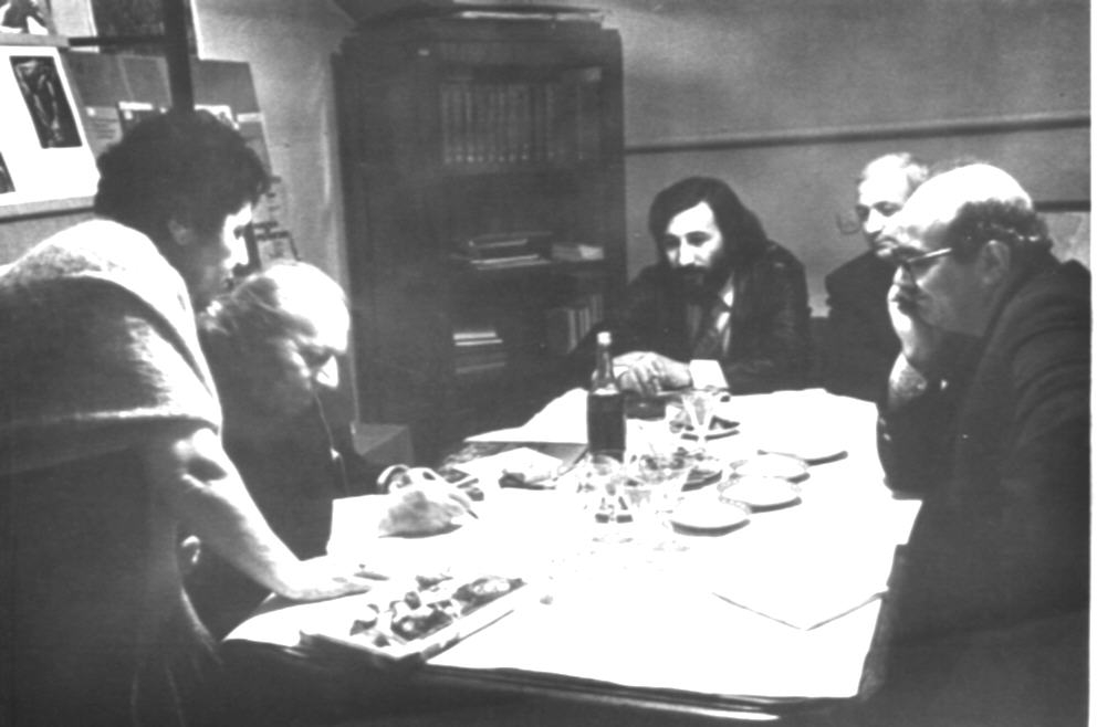 Մի խումբ մարդիկ «Արևելքի ժողովուրդների արվեստի թանգարանում» Ե. Քոչարի անհատական ցուցահանդեսի փակման ժամանակ. ձախից աջ՝ Մ. Մկրտչյանը, Ե. Քոչարը,  Ռ. Խաչատրյանը, Վ. Խաչիկյանը և Ալ. Գասպարյանը, Մոսկվա, 19 փետրվարի, 1974