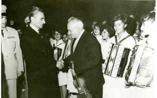 Մոհամմադ Ռեզա Փահլավի շահի ձեռքսեղմումը ջութակահար Գուրգենի հետ