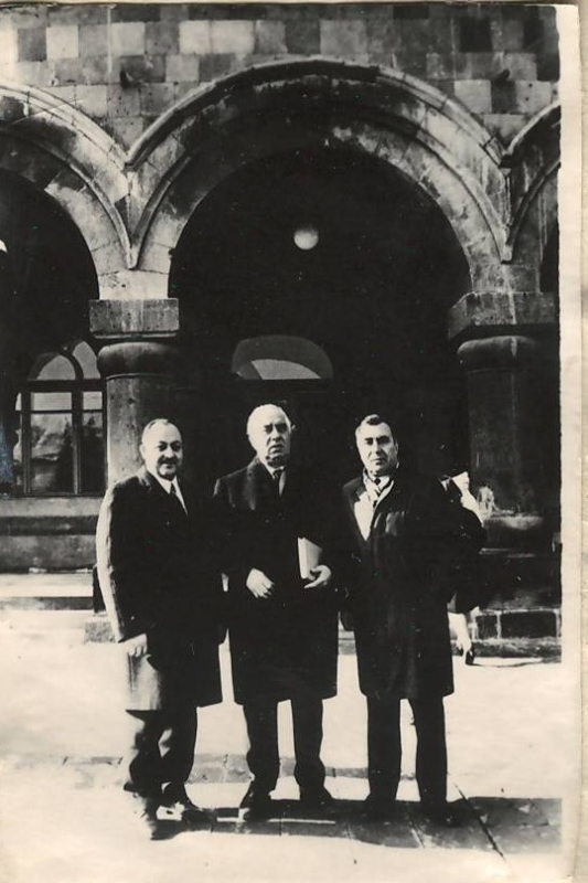 Նեգատիվ՝ լուսանկարի. Ա. Խաչատրյանը Ինտուրիստի տնօրեն Ի. Կևորկովի և Լ. Անտոնյանի հետ 