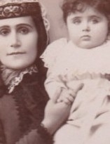 Արուս Բաբալյանը մանուկ հասակում (9 ամսական), նկարված մոր հետ