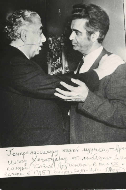 Լուսանկար (կրկնօրինակ). Ա.Խաչատրյանը կոմպոզիտոր Ալ.Հարությունյանի հետ Մոսկվայի Մեծ թատրոնում