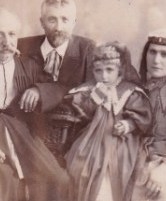 Արուս Բաբալյանը (3տարեկան) նկարված ծնողների և պապիկի հետ