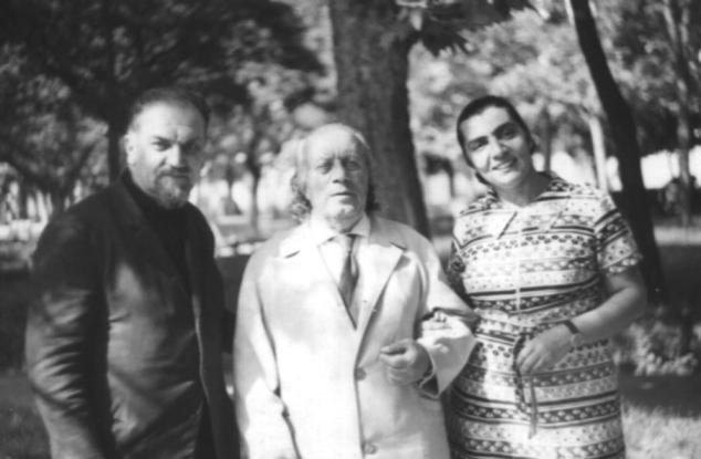 Ե. Քոչարը /կենտրոնում/ Սուրբ Ղազար կղզու միաբաններից Հ. Եփրեմ Ղազարյանը և Նինել Ոսկանյանը,  Երևան, 1971
