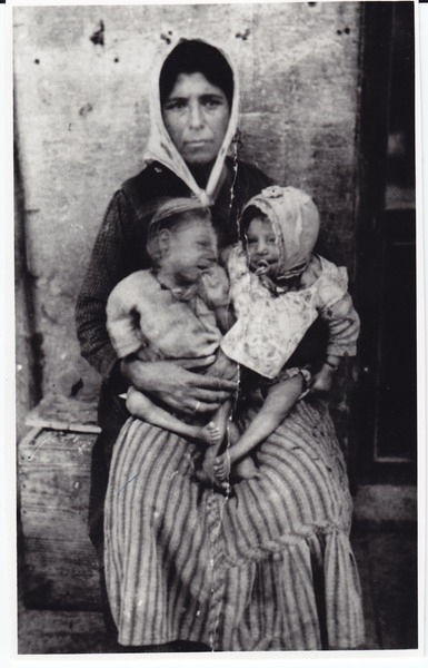 Գաղթական հայ կին երեխաների հետ