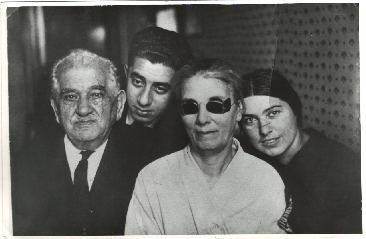 Լուսանկար. Ա. Խաչատրյանը կնոջ՝ Ն. Մակարովայի և ծնողների հետ (Եղիա և Ղումաշ Խաչատրյաններ)