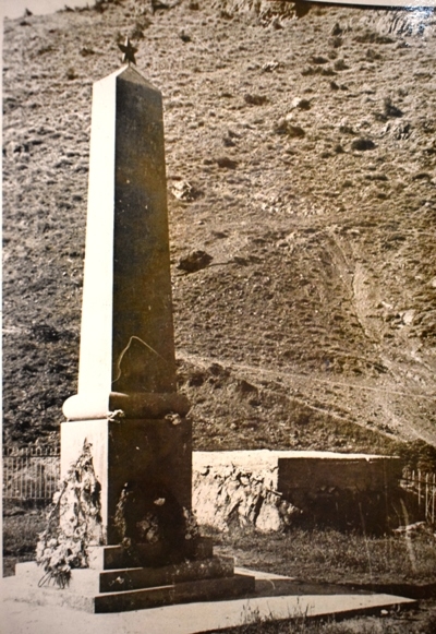 Կապանի Ճակատեն գյուղի  հուշարձան-կոթողը՝  նվիրված Մեծ հայրենականում զոհված համագյուղացիներին 