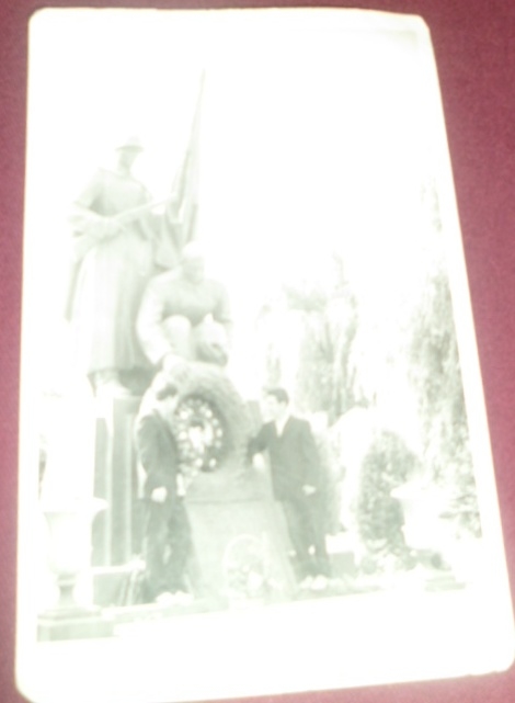 Լուսանկար ՝ Հայրենական պատերազմի հուշարձանի մոտ