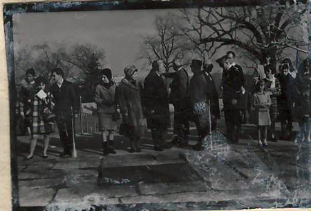 Նեգատիվ՝ լուսանկարի. Ա. Խաչատրյանը կնոջ  Ն. Մակարովայի և այլոց հետ  Վաշինգտոնի Արլինգտոն գերեզմանոցում՝  Ջ. Քեննեդիի շիրիմի մոտ