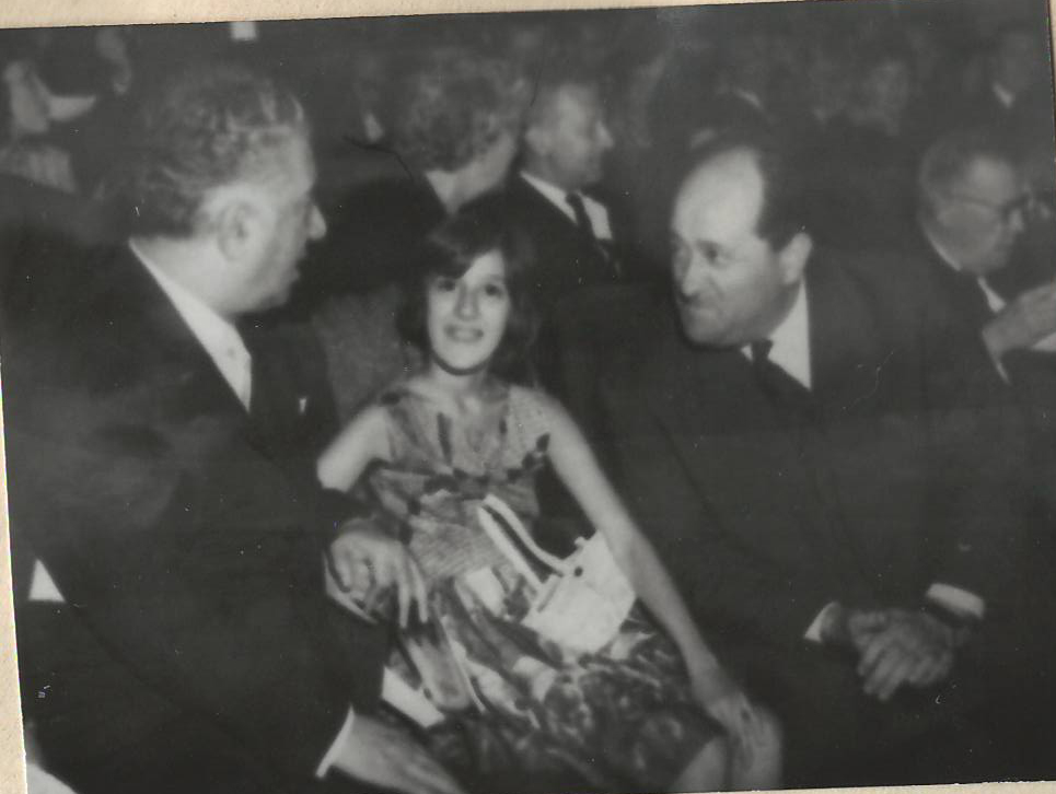 Նեգատիվ՝ լուսանկարի. Ա. Խաչատրյանը ռումին կոմպոզիտոր Ջ. Դմիտրիեսկուի և նրա դստեր՝ Իլինկայի հետ