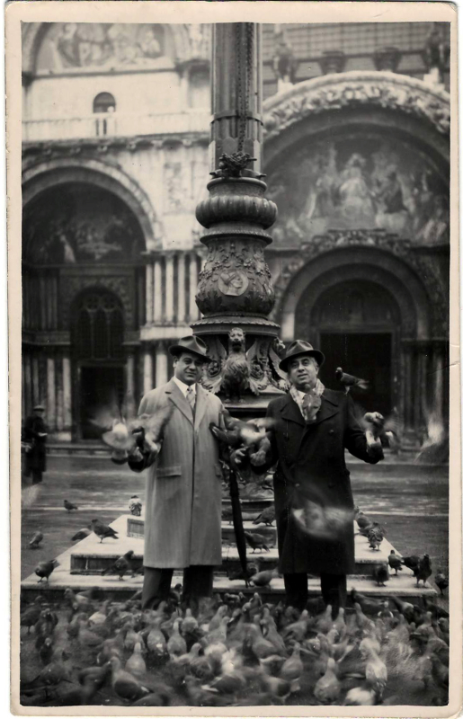 Լուսանկար. Ա. Խաչատրյանը Իտալիայում ԽՍՀՄ դեսպանատան խորհրդական Գ. Աղայանի հետ՝ սբ. Մարկոսի հրապարակում