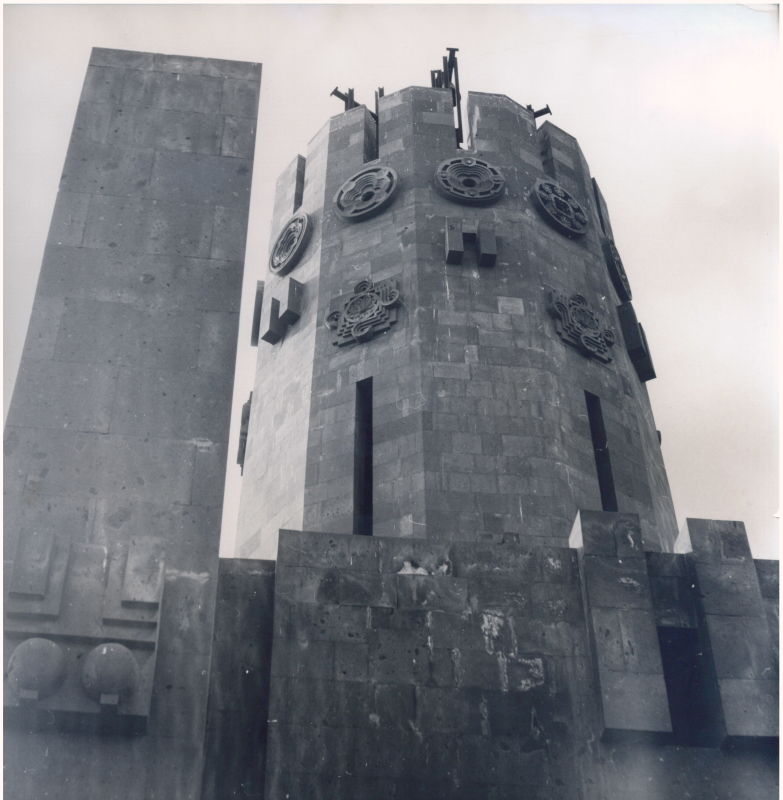 Ազատանում եւ Բաղրավանում Երկրորդ համաշխարհային պատերազմում ընկած զինվորների հուշարձանը, ճակատի ֆրագմենտ