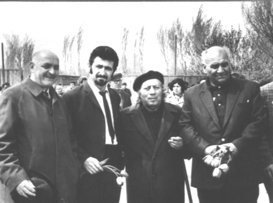 Ե. Քոչարը և մի խումբ մարդիկ  Ծիծեռնակաբերդում. ձախից երկրորդը՝ Դաշտոյան, Ե. Քոչար, Արտաշես Մաթևոսյան, Երևան, [1970–ականներ]
