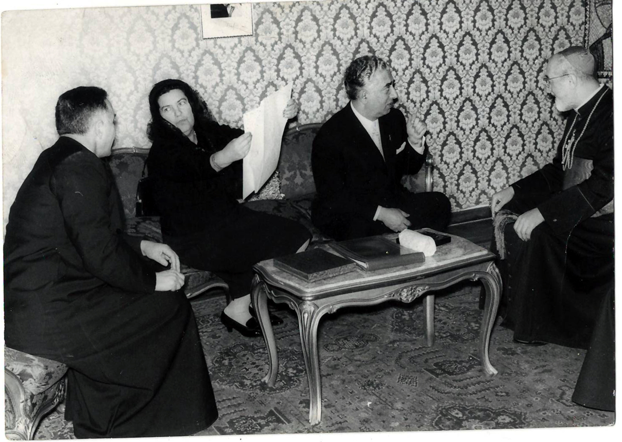 Լուսանկար. Ա. Խաչատրյանը  և իր կինը՝ Ն. Մակարովան կարդինալ Գ. Աղաջանյանի հետ