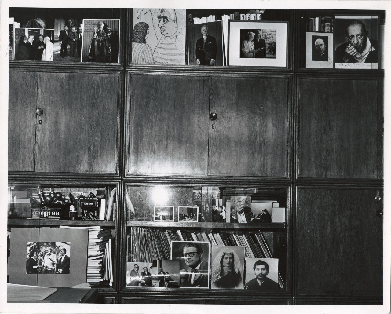 Լուսանկար. Ա. Խաչատրյանի գրապահարանը նրա մոսկովյան բնակարանի աշխատասենյակում