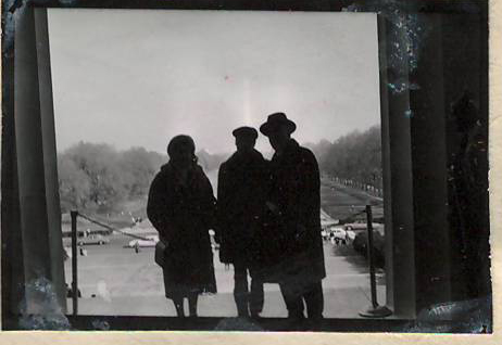 Նեգատիվ՝ լուսանկարի. Ա. Խաչատրյանը կնոջ՝ Ն. Մակարովյաի և որդու՝ Կարենի հետ Վաշինգտոնի Արլինգտոն գերեզմանոցում