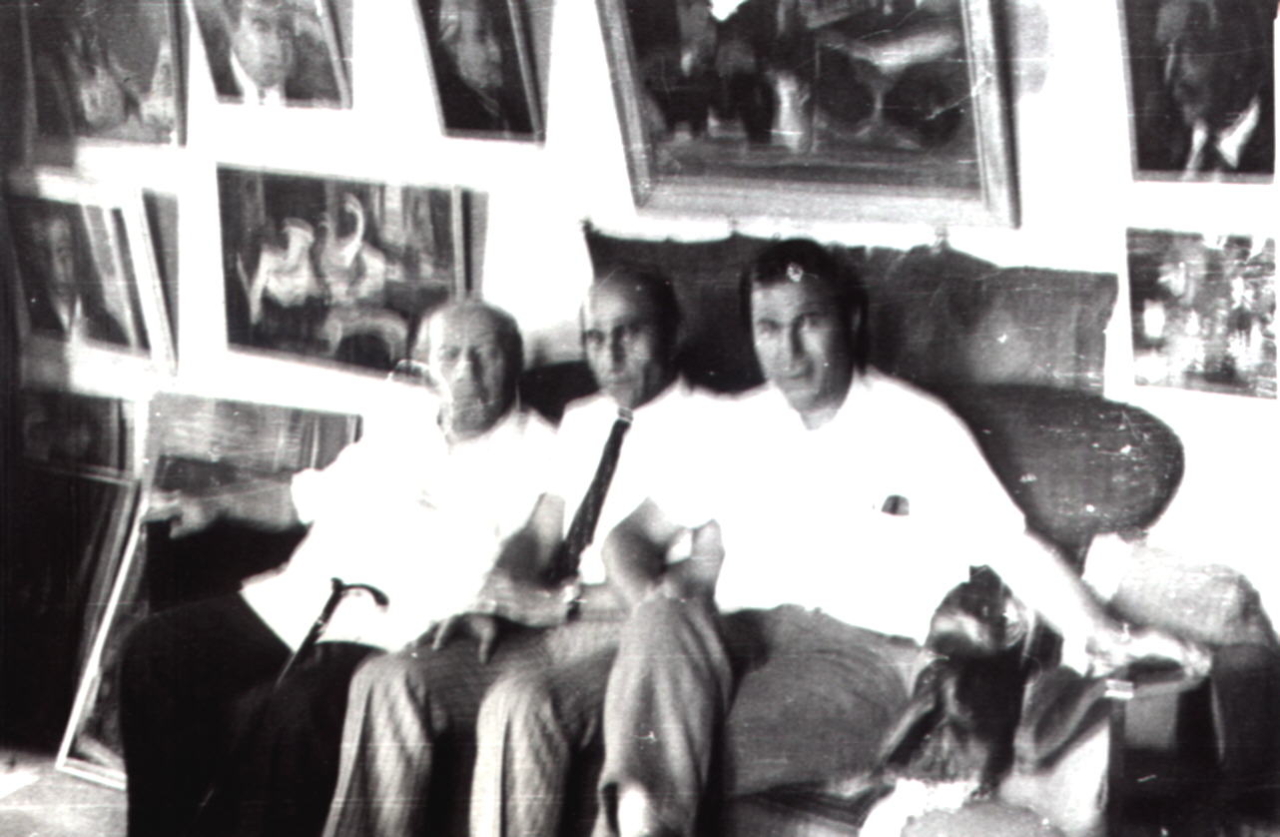  Ե. Քոչարը  բժշկական ինստիտուտի դասախոս Ռազմիկի և  մարզիչ Էդիկ Ուլիխանյանի հետ Արամիկ Ղարիբյանի արվեստանոցում, Երևան, [1970 – ական]