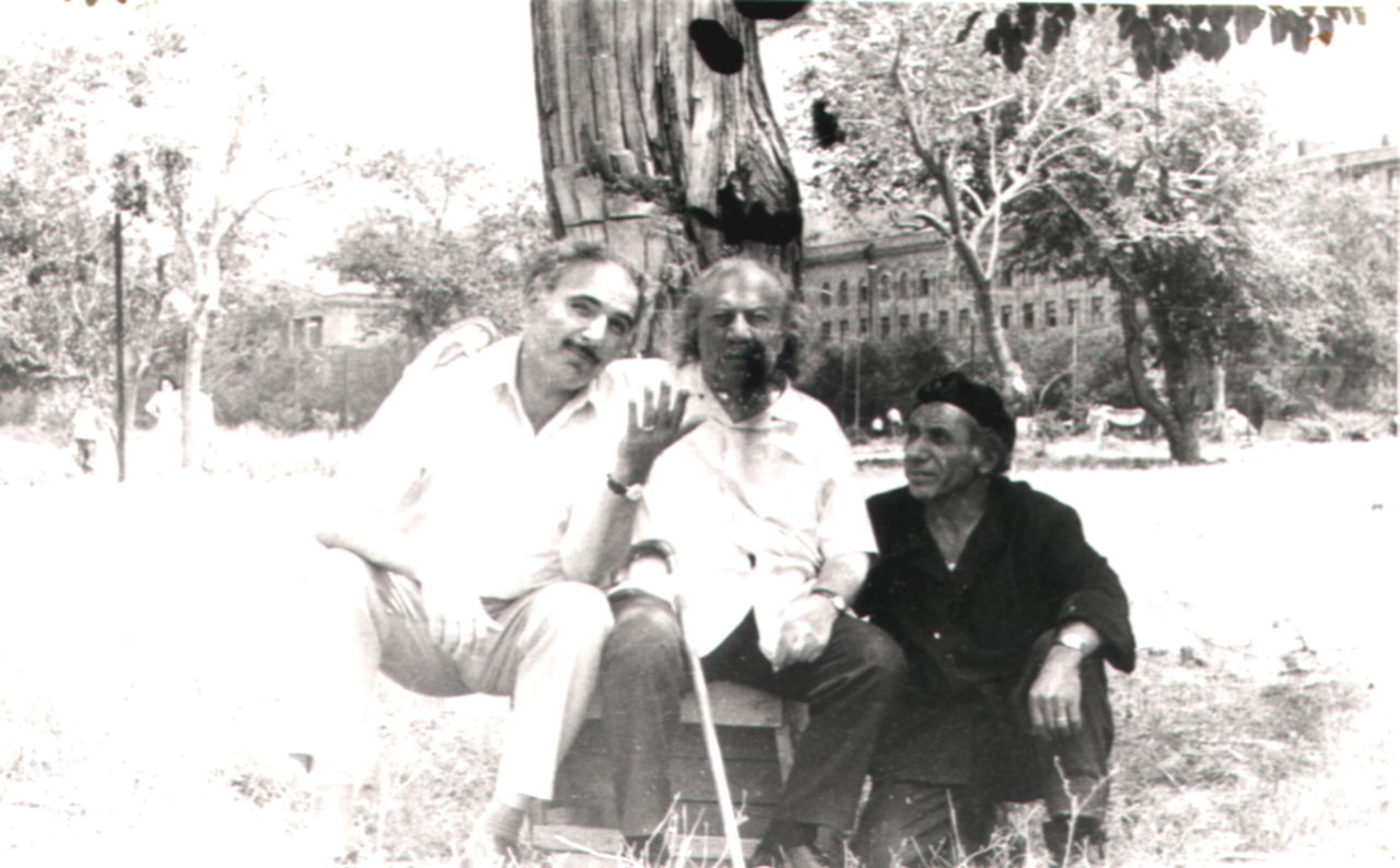 Երվանդ Քոչարը (կենտրոնում) Երջանիկ Կարախանյանի (ձախից)  և   շինարարներից մեկի հետ պուրակում նստած, Երևան, 1974