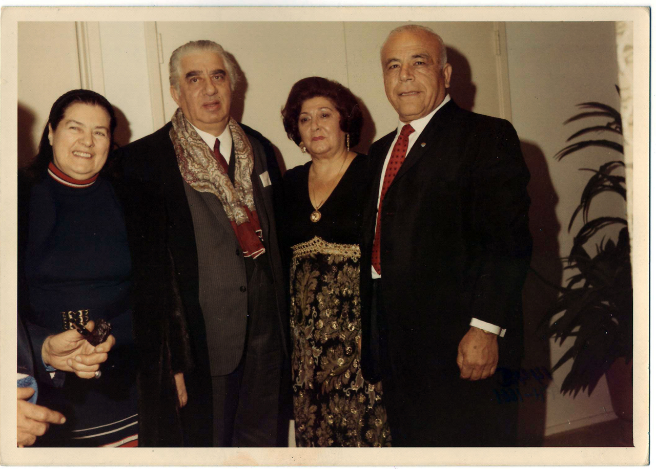 Լուսանկար (գունավոր). Ա. Խաչատրյանը և իր կինը՝ Ն. Մակարովան ԱՄՆ-ի հայ համայնքի ներկայացուցիչներից՝ Ք. Առաքելյանի  հետ իր հեղինակային համերգների օրերին