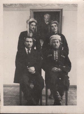 Ամինե Ավդալ (ձախ կողմում, աթոռին նստած)