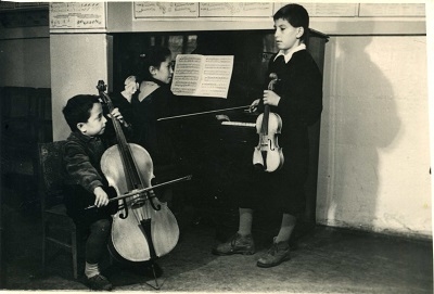 Կապանի Թիվ 1 երաժշտական դպրոցի երեխաները դասի ժամին .1953 թվական