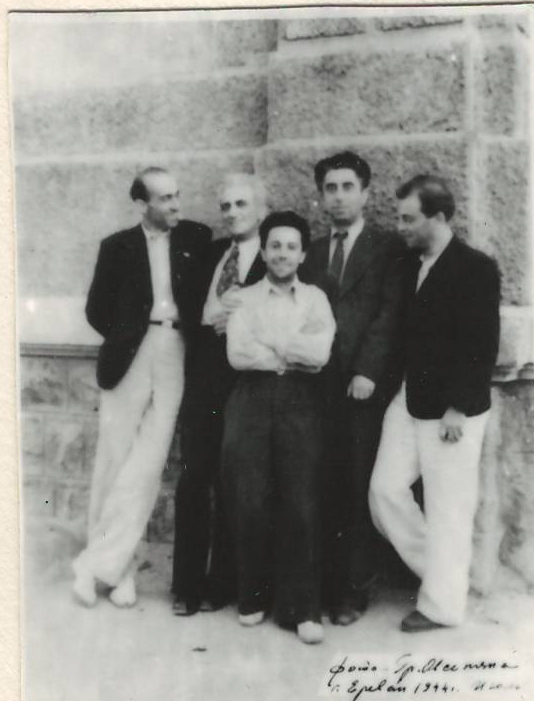 Նեգատիվ՝ լուսանկարի. Ա. Խաչատրյանը իր եղբայր՝ Վաղինակի և Հայաստանի մշակույթի գործիչների հետ