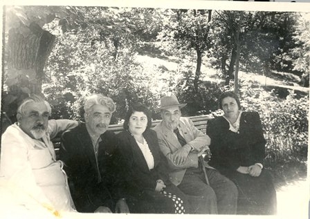 Սամեդ Վուրղունը (ձախից երկրորդը) կնոջ հետ, Ավետիք Իսահակյանը կնոջ հետ Կիսլավոդսկում
